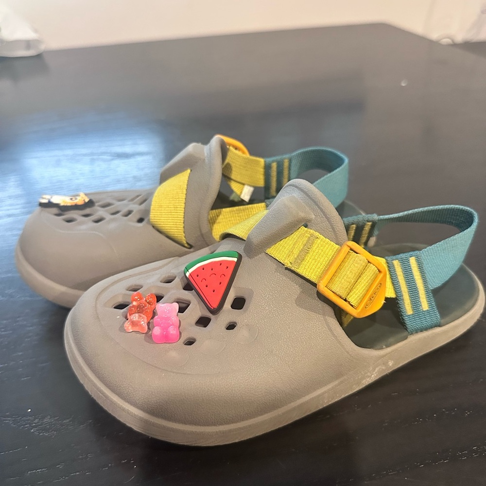 Chacos chillos kids clogs size 1